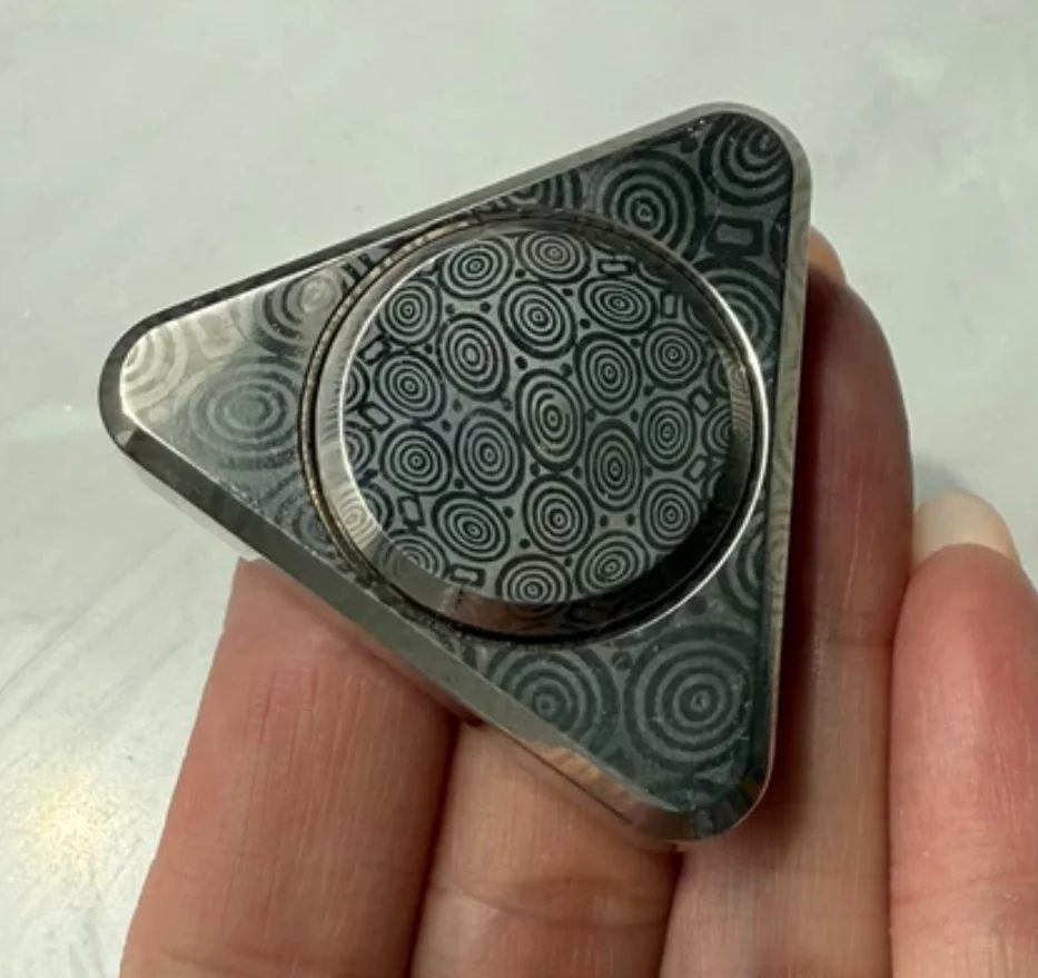 Used EDC 2EDC Ruifen Little Triangle clone button spinner Fingertip gyroscope Decompression toys