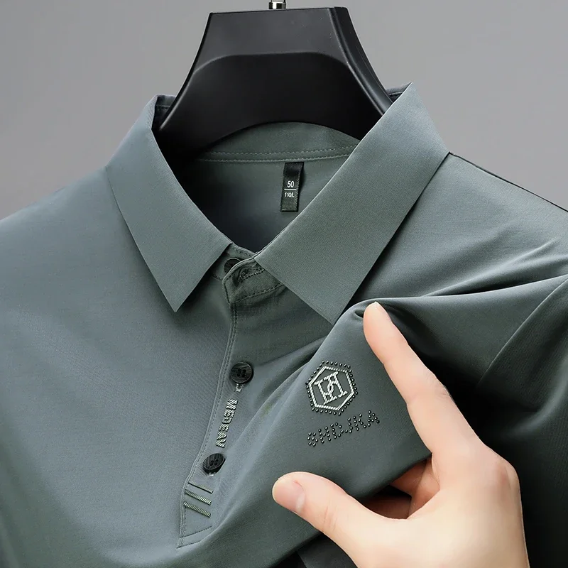 New Men\'s Business Casual Short Sleeved Shirt with Badge Solid Color Polo Shirt Fashionable Breathable Comfortable Versatile Top