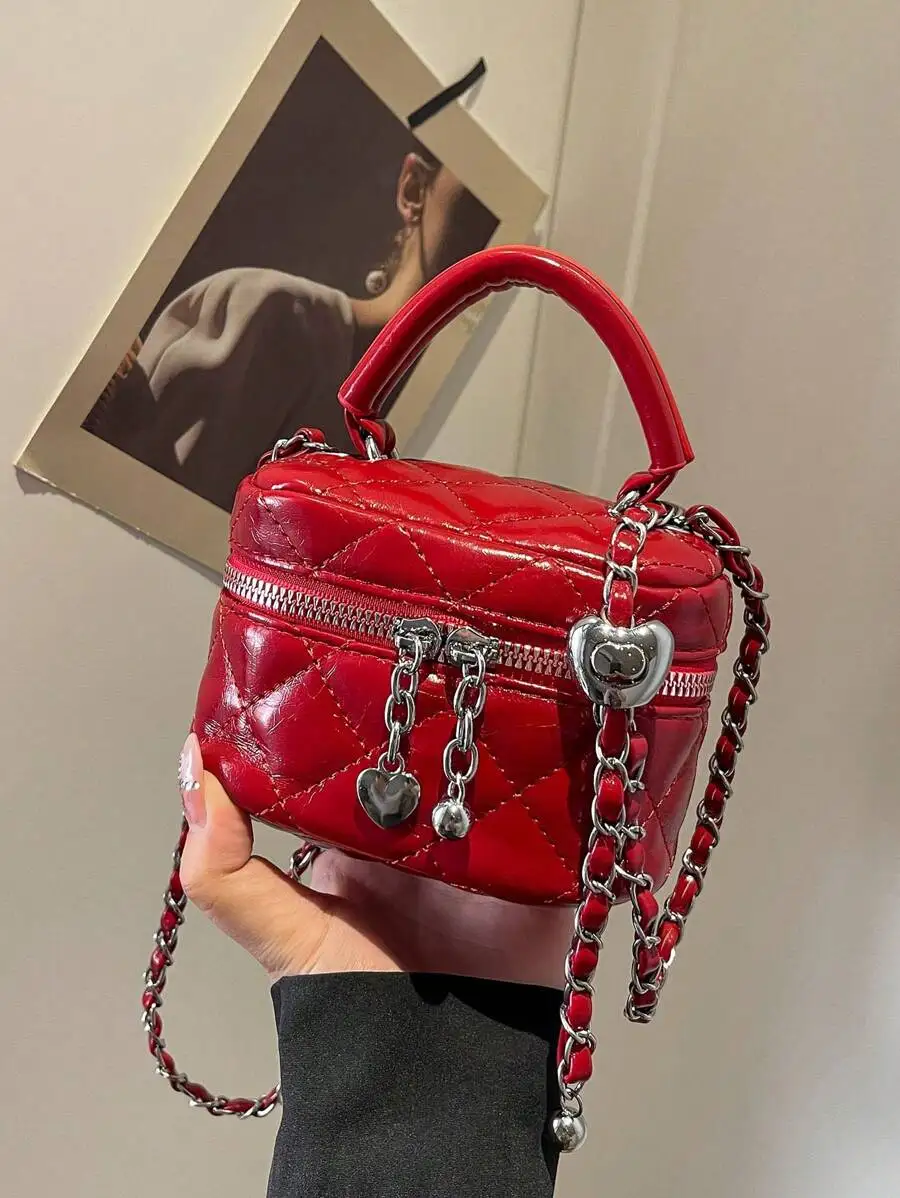 

Красная стеганая мини-сумка с верхней ручкой, подвесками в виде сердечек и цепочкой-ремешком