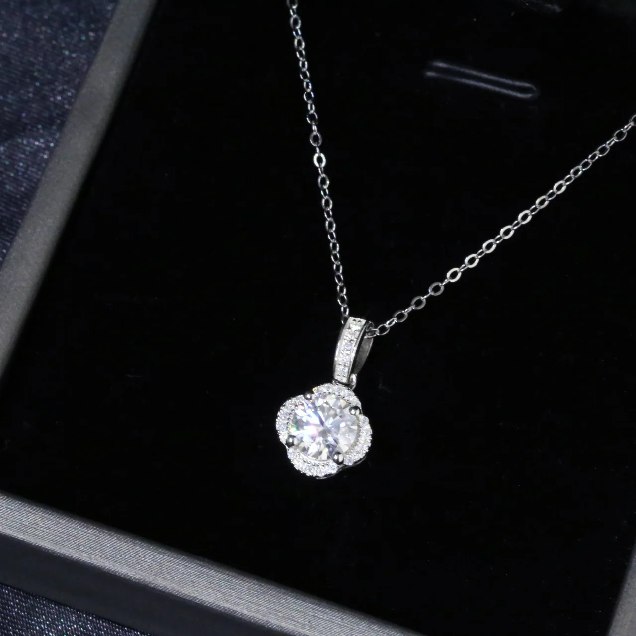 

AMGROCK 1CT Moissanite Necklace for Women, S925 Sterling Silver, Hypoallergenic, 40+5cm Chain Length, Women's Jewelry Gift