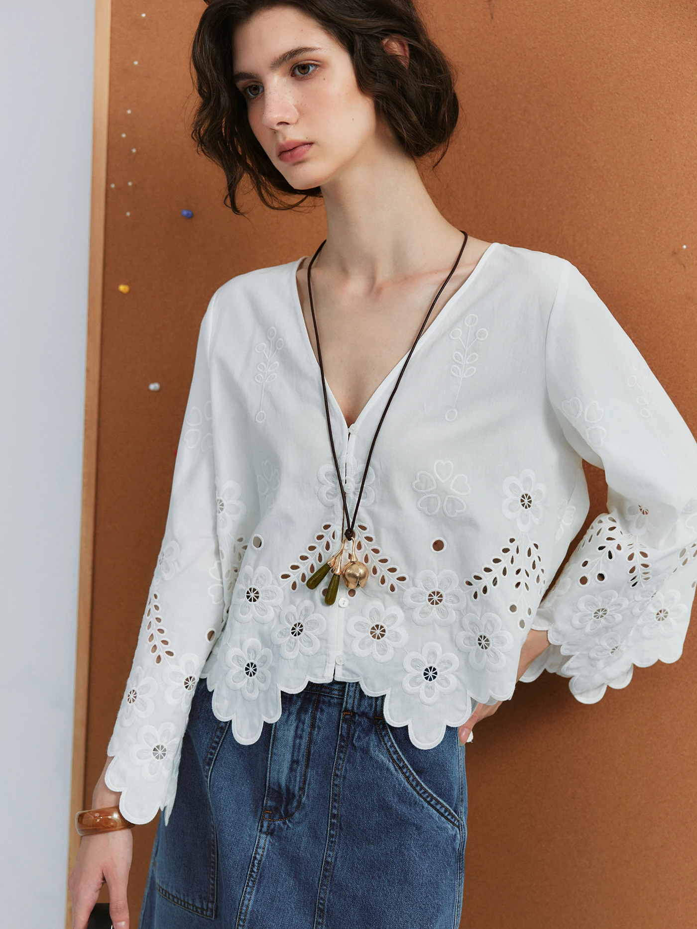 

Хлопковая женская летняя повседневная футболка свободного кроя с вышивкой, рукавами-колокол и глубоким V-образным вырезом, с защитой от УФ-излучения