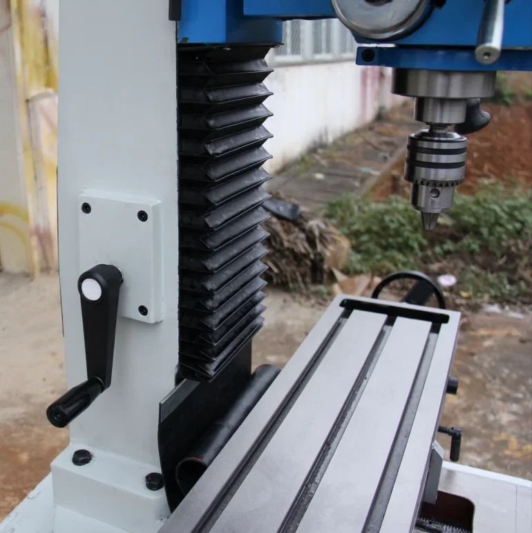 Fresadora manual de alta precisão para processamento de metal de mesa