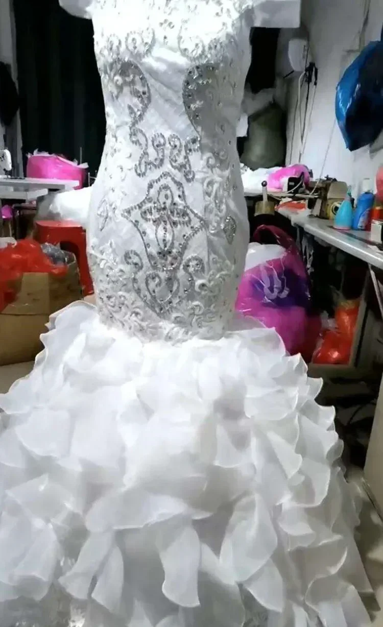 ชุดแต่งงานทรงเมอร์เมดประดับเลื่อมลูกปัดวิบวับแบบสั่งทำพิเศษ ด้านหลังรัดตัว กระโปรงระบายหลายชั้น