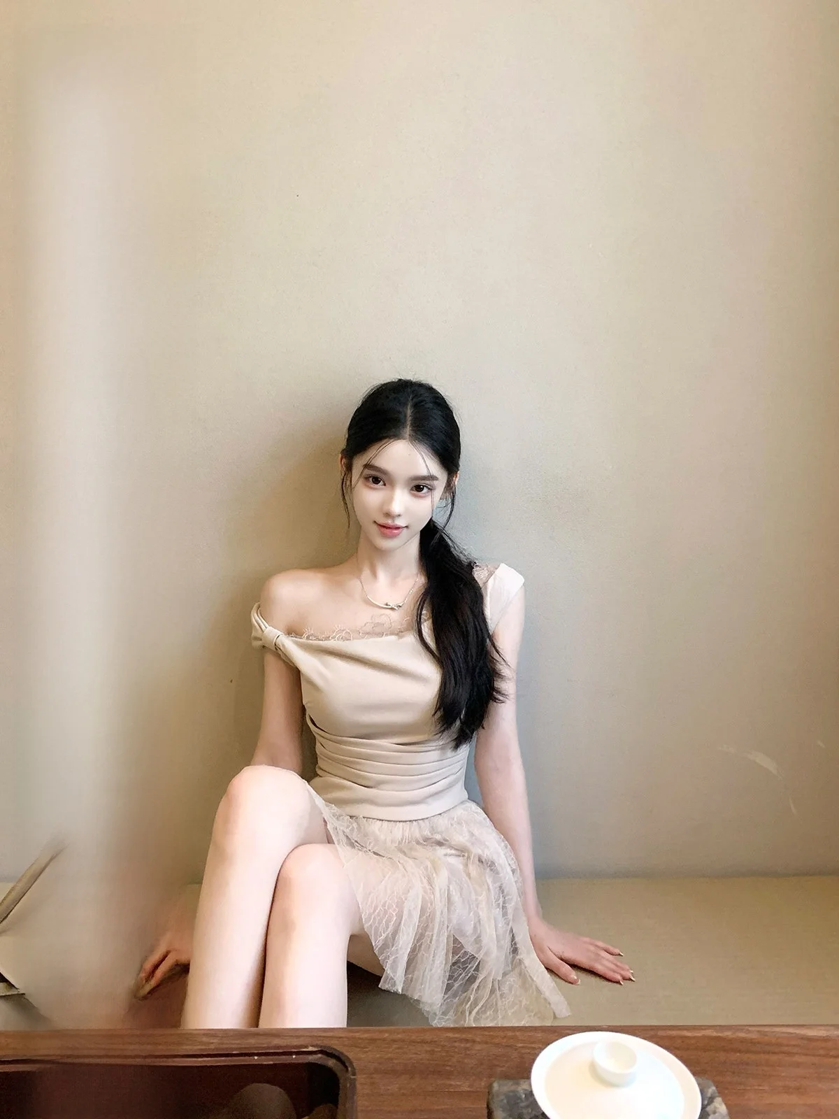 

Модный комплект из двух предметов: укороченный топ на одно плечо и юбка-брюки, женский, с длинным рукавом, круглым вырезом, лето 2025