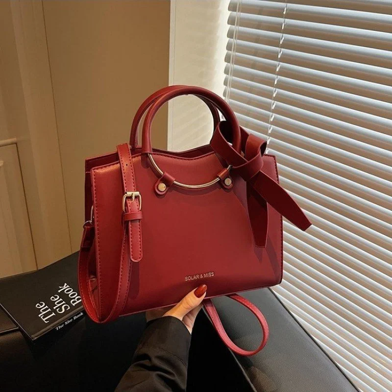 

Роскошная кожаная женская сумка Классическая элегантная сумка через плечо Стиль известного дизайнера Вдохновленная женщинами для повседневного использования