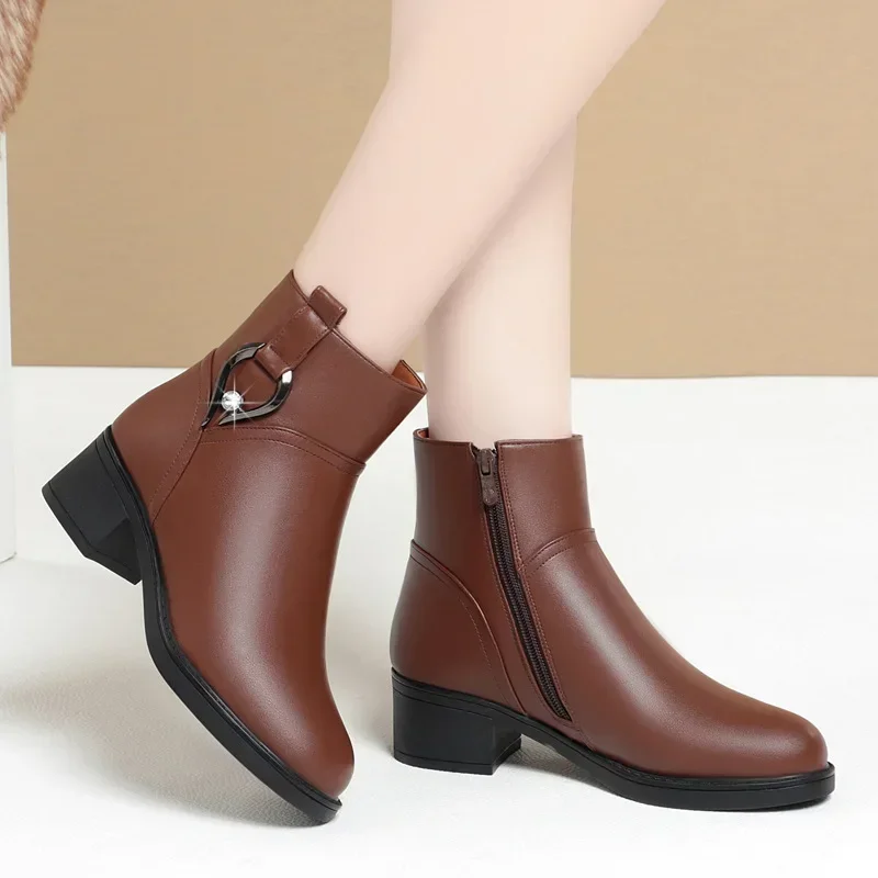 5cm elegante moda med sapatos de salto quadrado botas de couro macio inverno 2025 todos os jogos preto quente botas de tornozelo de pele curta para escritório