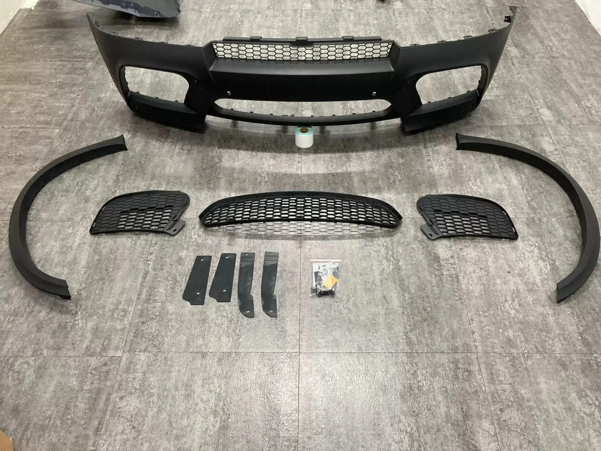 

For BMW E70 modified X5M 2011-13 Front bumper surrounded assembly grill fog lamp cover wheel eyebrow car accessories