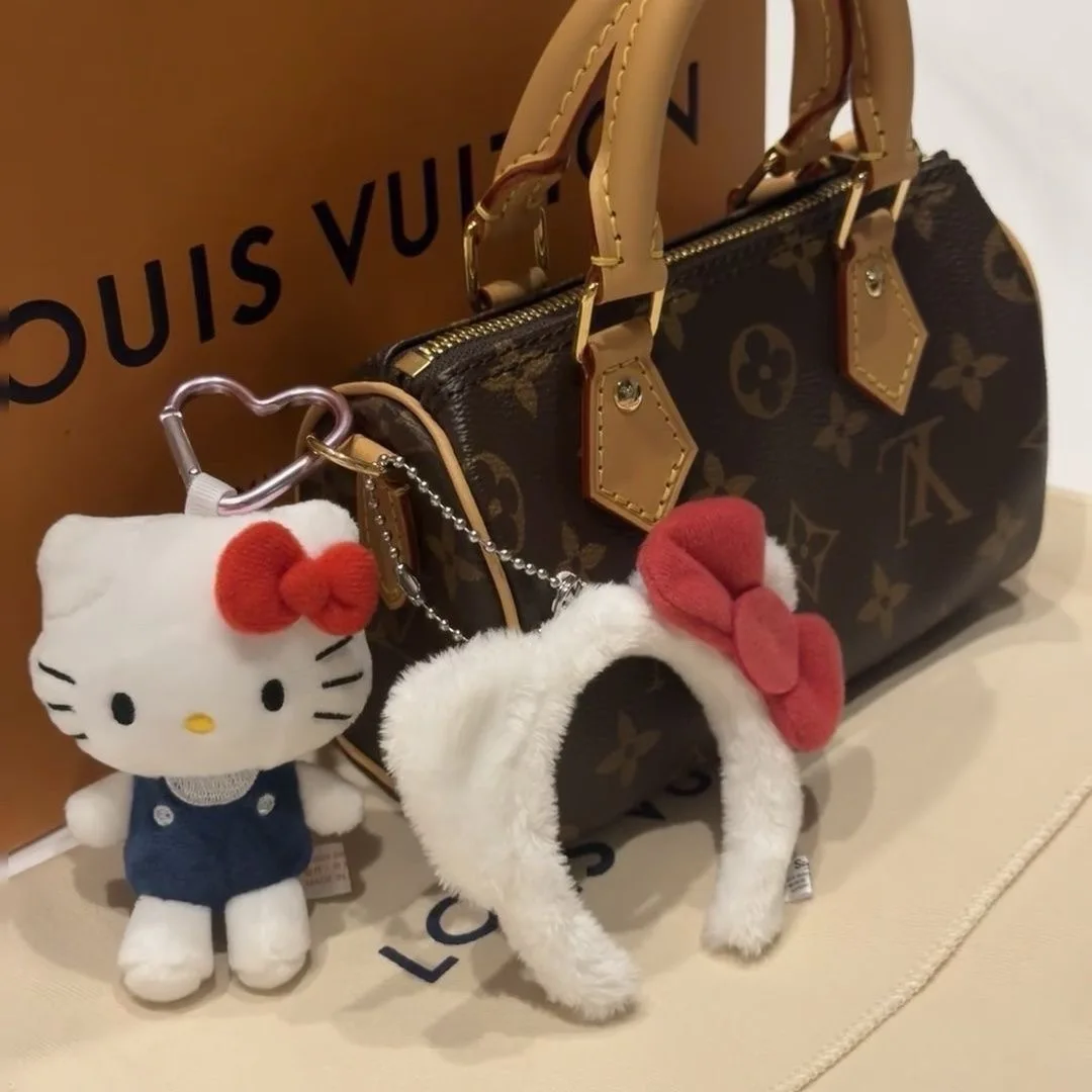 Simpatico ciondolo con fascia KT in peluche, ciondolo con borsa di nicchia, decorazione da appendere allo zaino, bambola, portachiavi