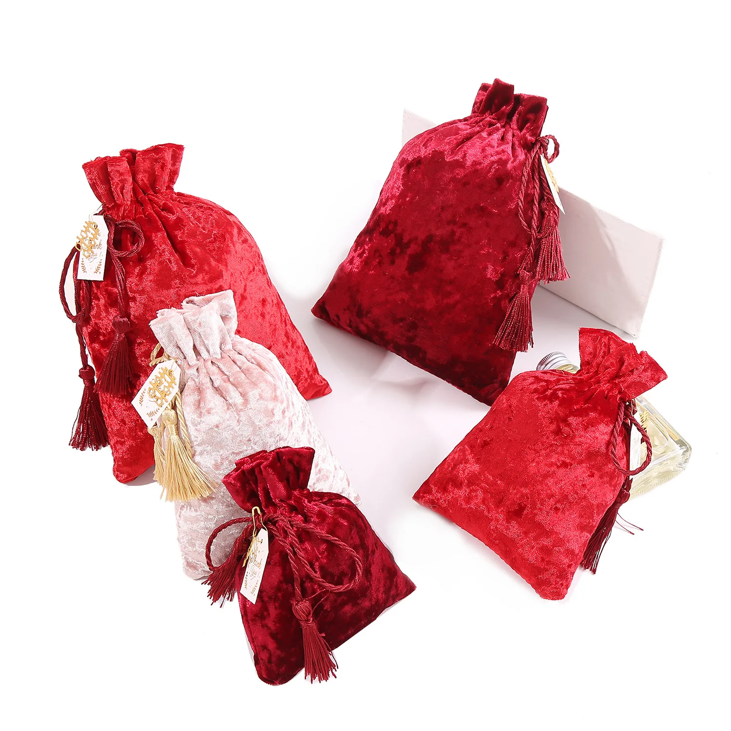 New golden diamond velvet candy bag drawstring wedding candy bag with hand gift return tassel velvet candy bag Custom size Color