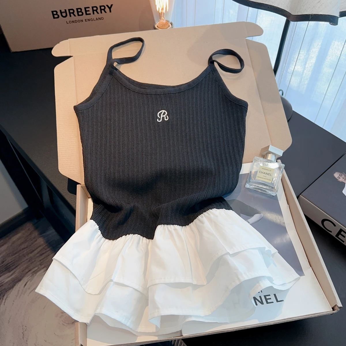 セクシーなフリルセーターベストトップス女性 2025 夏の手紙刺繍ノースリーブシックなニットスタイリッシュなファッションレディースジャンパーベスト