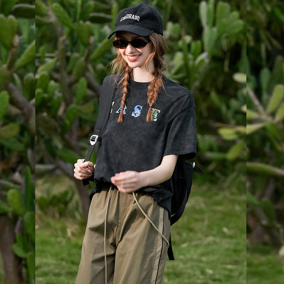 LOUIS YAO 2025 edición de verano gradiente letra impresa manga corta Casual moda cuello redondo tela Floral suelta camiseta de mujer