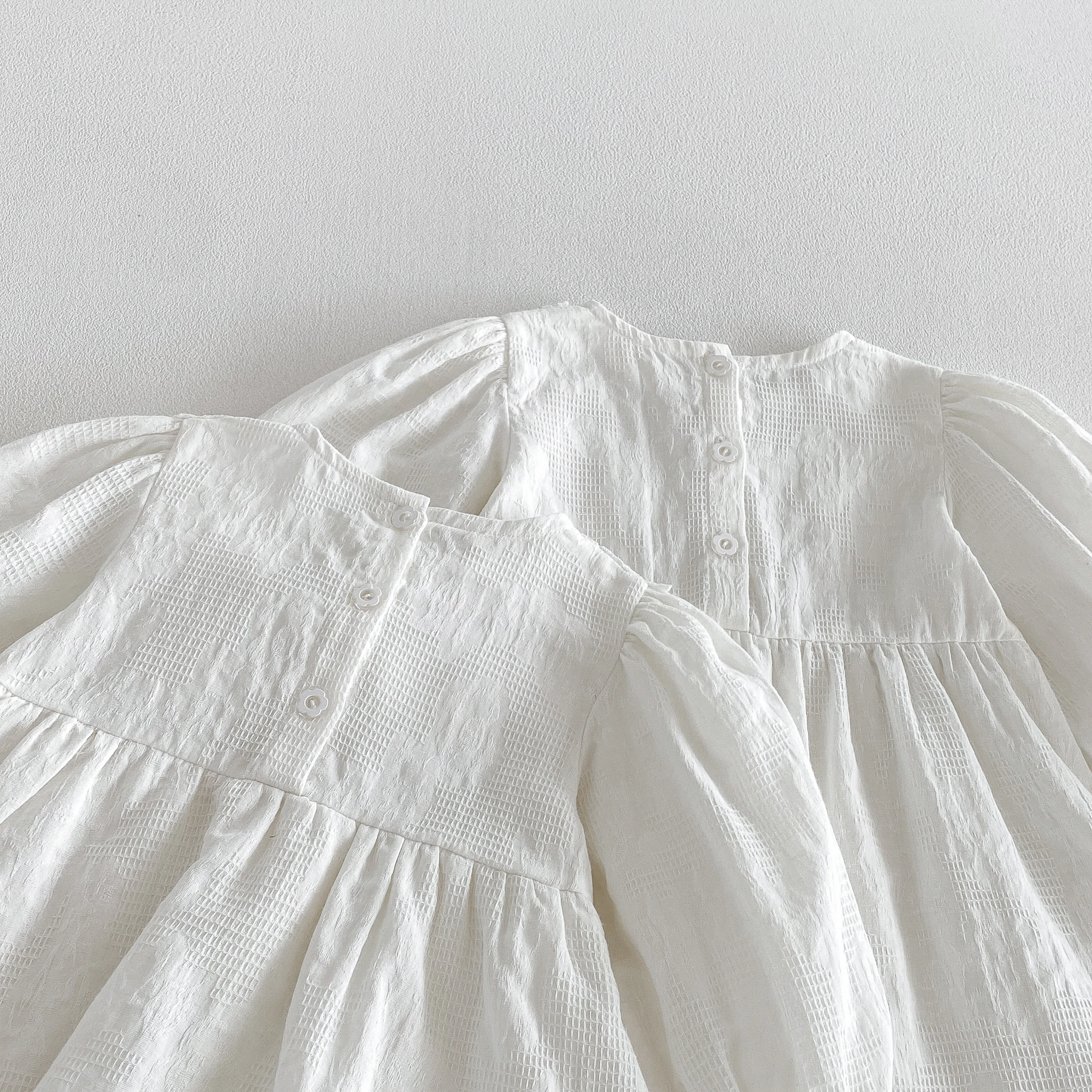 2026 Herbst Babykleidung Süßes Mädchen Baby Weißer Schlafanzug Langarm Prinzessinnen-Stil Rüschenkleid und Strampler – Detail 6