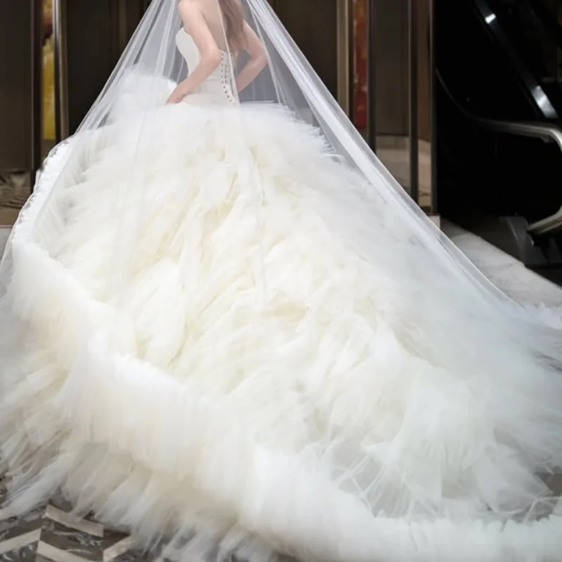 Vestidos De novia reales blancos De lujo personalizados, cola larga, apliques De encaje, encaje De tul, capas De volantes, bata hecha