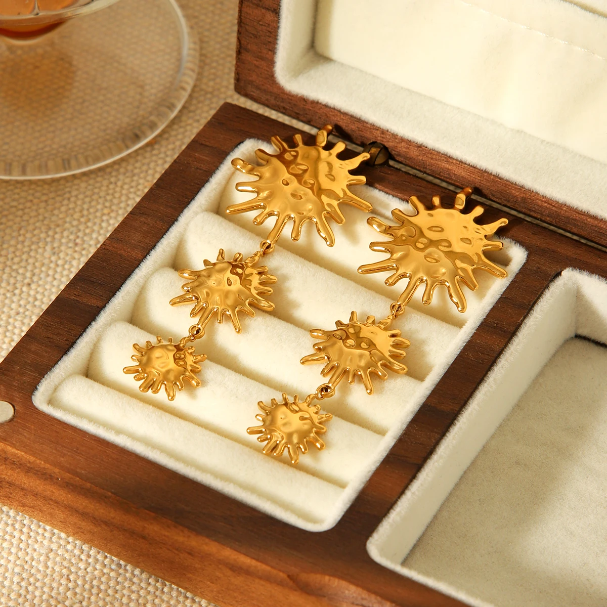 

Huang Chao New Retro Metal Flower Earrings Women Three Sunflower Pendant Earrings Fashion Show Party Jewelry Gifts