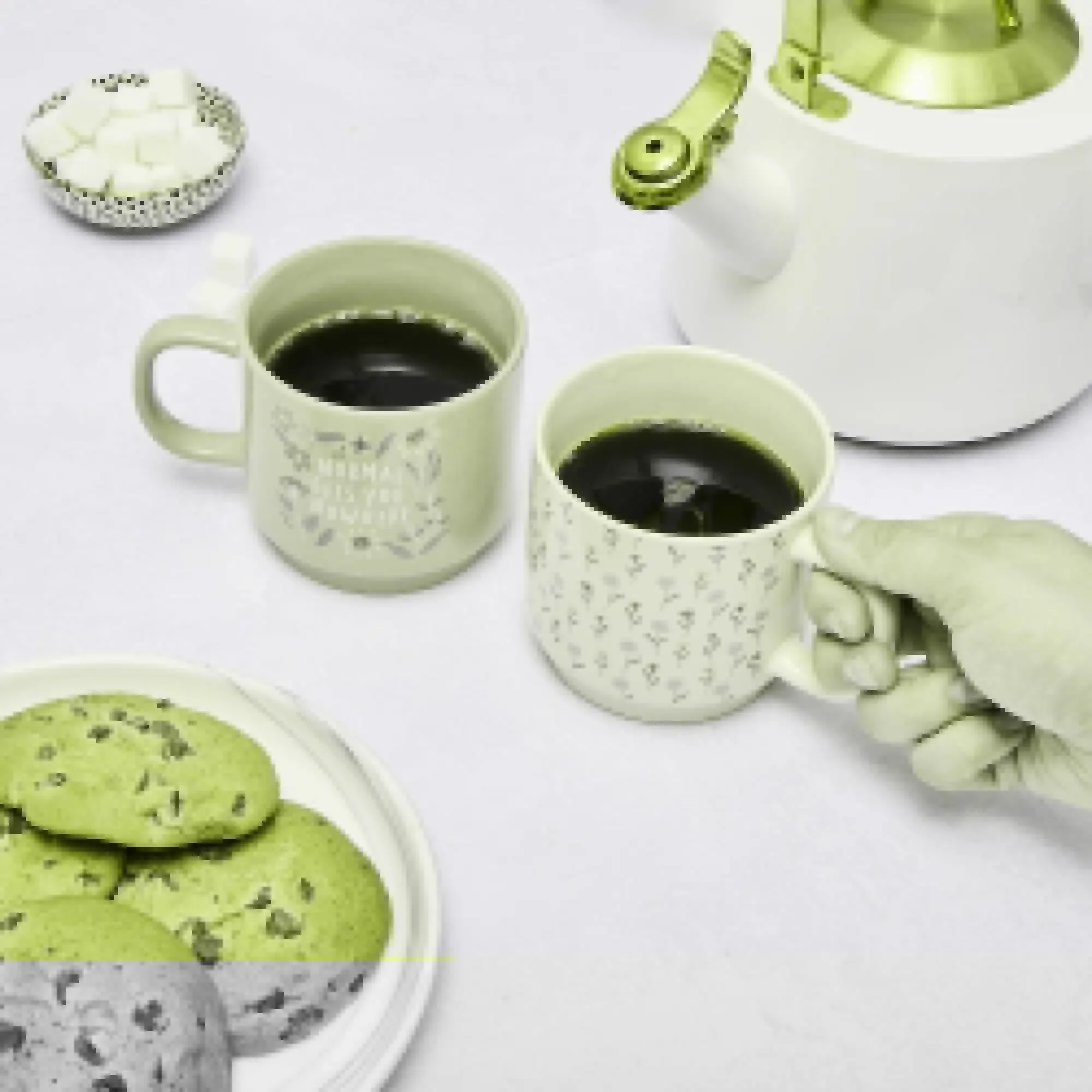 タイム & テーブル 2 パック スタッキング フローラル ピンクとホワイト マグ、14.2 液量オンス、ストーンウェア