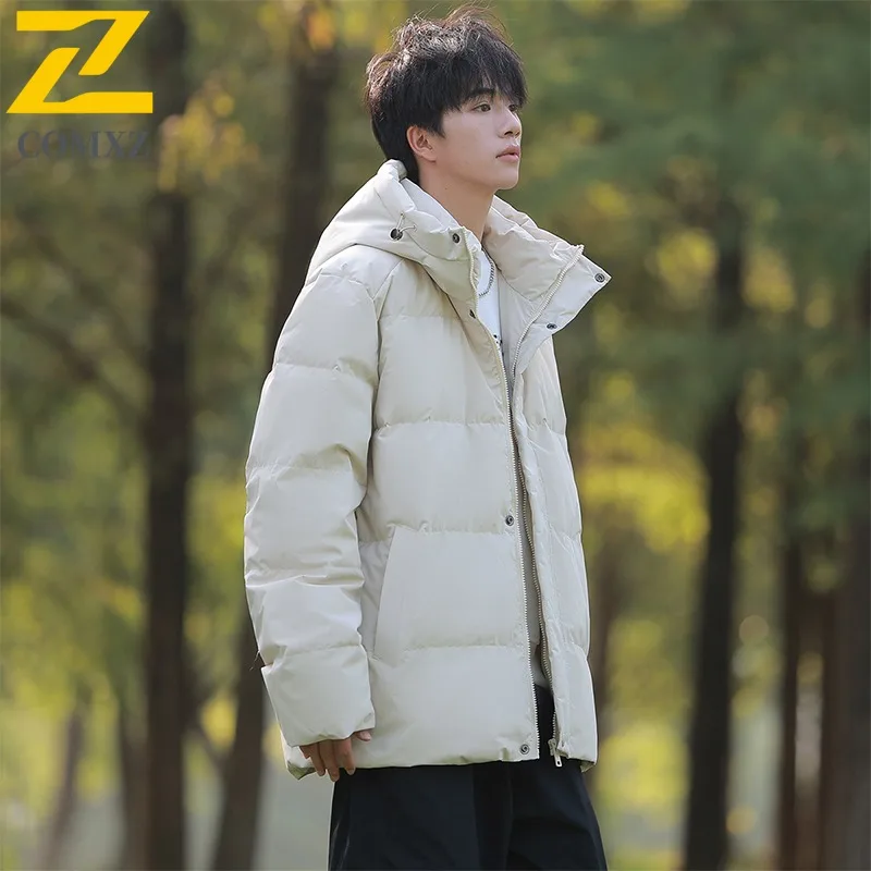 เสื้อแจ็คเก็ตขนเป็ด COMXZ สไตล์สตรีทแวร์ น้ำหนักเบา หนา อุ่น มีฮู้ด เหมาะสำหรับเล่นสกี เสื้อพัฟเฟอร์กันหิมะ กันลม เสื้อแจ็คเก็ตฤดูหนาวสำหรับผู้ชาย