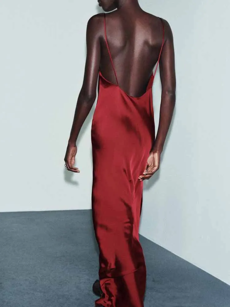 유럽과 미국 스타일의 겨울 신상 패션 트렌드 심플한 여성용 백리스 슬림핏 슬릿 새틴 슬립 드레스.