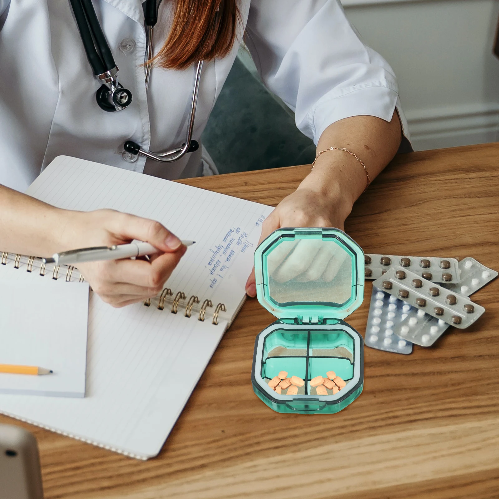 

Небольшой портативный органайзер для таблеток, 7-дневный сегментированный контейнер для лекарств, готовый к путешествиям футляр для лекарств для использования в дороге, серый цвет