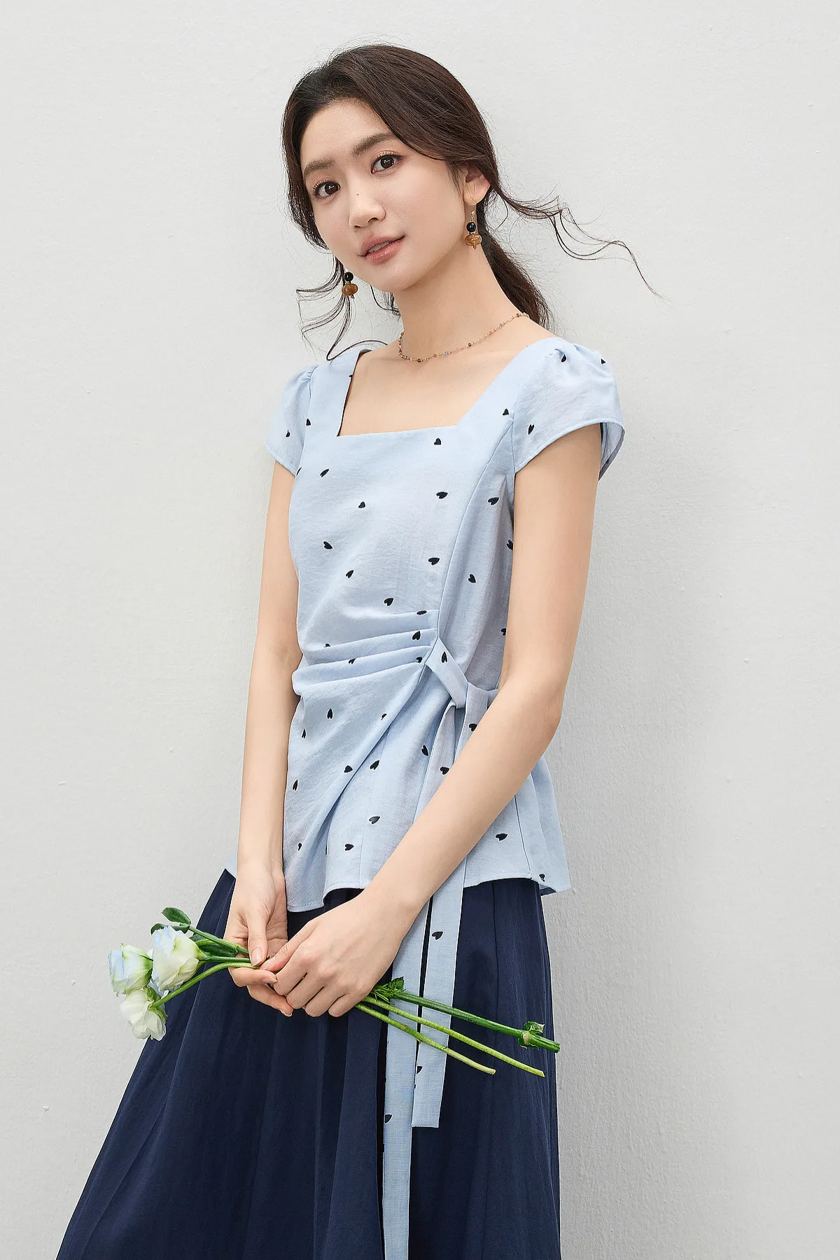 SENTUBILA Damen Chiffonbluse mit Herzmuster, Sommer, Gelb, Quadratischer Ausschnitt, Plissiert, Geraffte Taille, Kurzarm-Hemd 162VB5766 – Detail 14