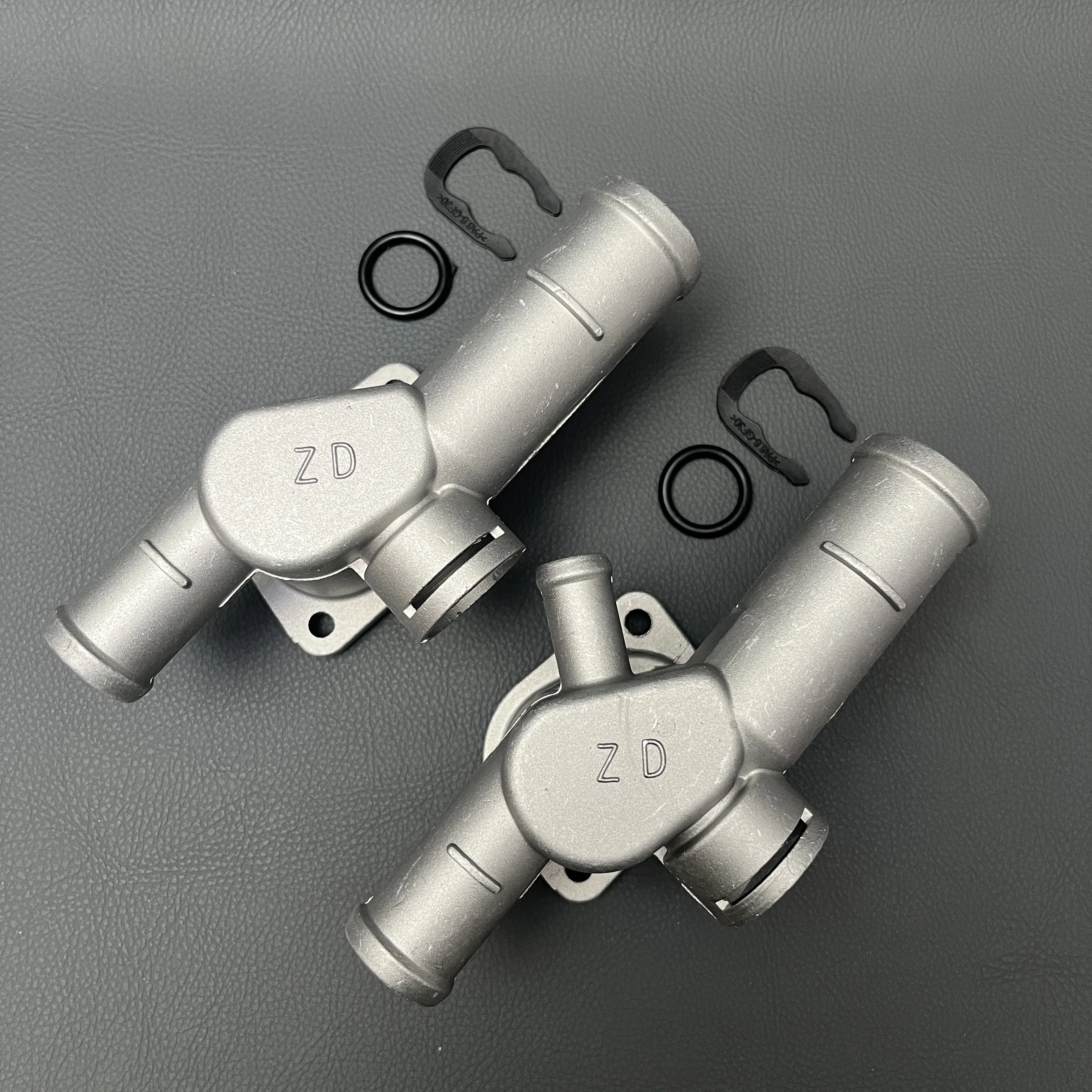 Bridas de agua de refrigeración de aluminio, Conector de manguera de refrigerante, junta en T para VW Bora POLO 121 T Touran, Skoda Octavia 133 T, 06A 121 133