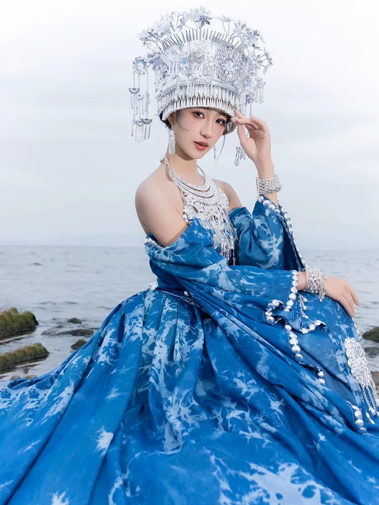 Nowy styl damskiej sukienki smokingowej, barwiony techniką tie-dye, etniczny strój, wybieg, występ, fotografia, podróże i wszystko.