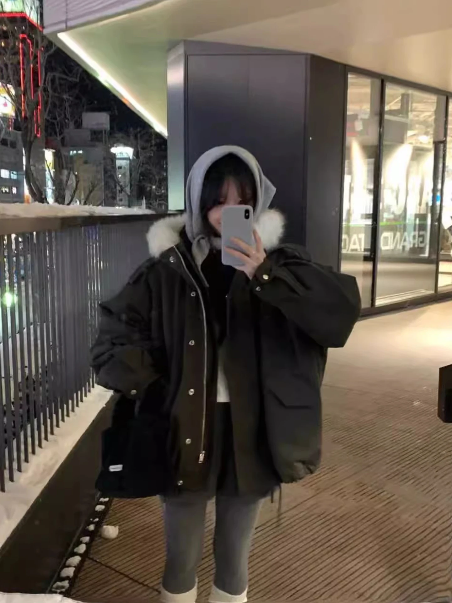 เสื้อโค้ทผ้าฝ้ายทรงหลวมสไตล์เรโทรอเนกประสงค์สำหรับผู้หญิง มีฮู้ด ซิป แต่งขนเฟอร์ที่คอ รุ่นใหม่สำหรับฤดูหนาว