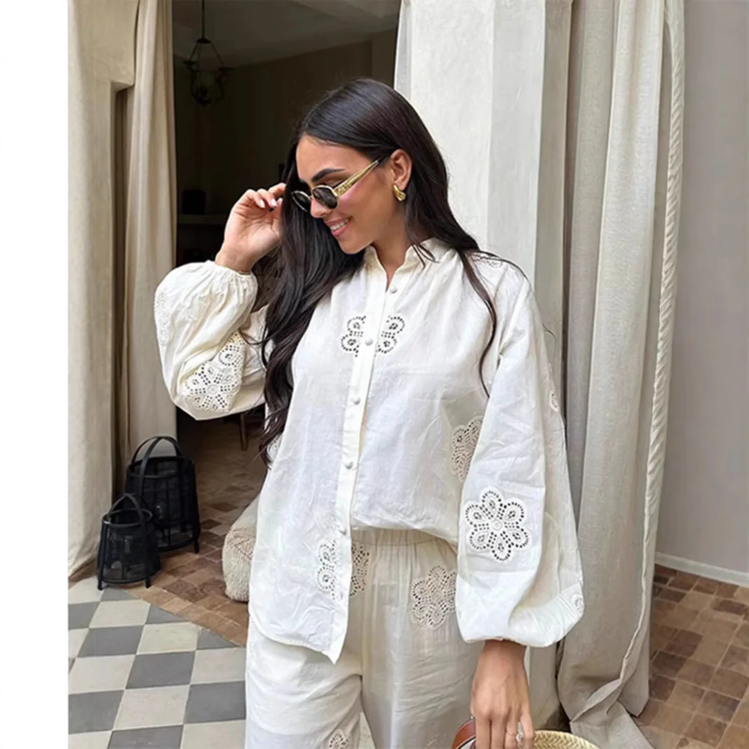 여성 봄 새로운 중공 흰색 레이스 셔츠 & 높은 허리 탄성 투피스 세트 솔리드 컬러 패션