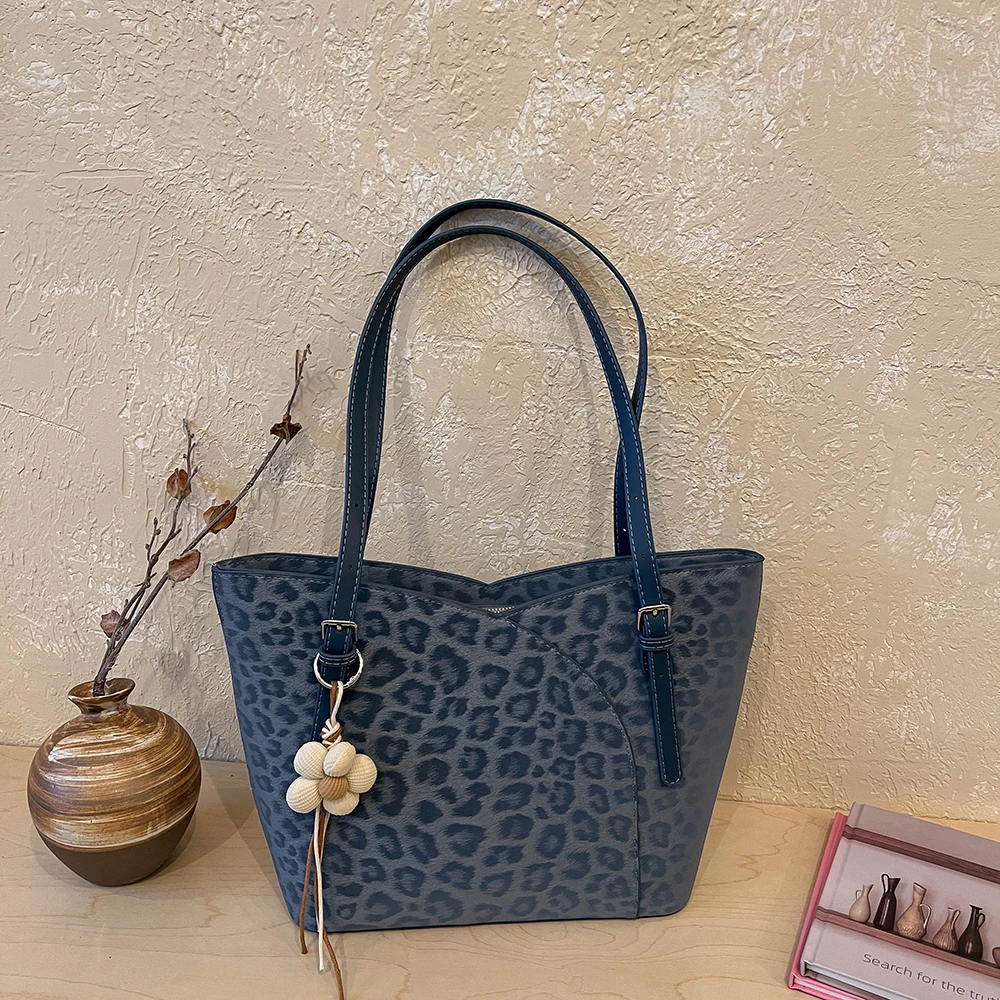 

Large Capacity Leopard Tote Bag for Women Korean Style Chic Delicate Commute Underarm Bags Daily All-Match Shopping Shoulder Bag