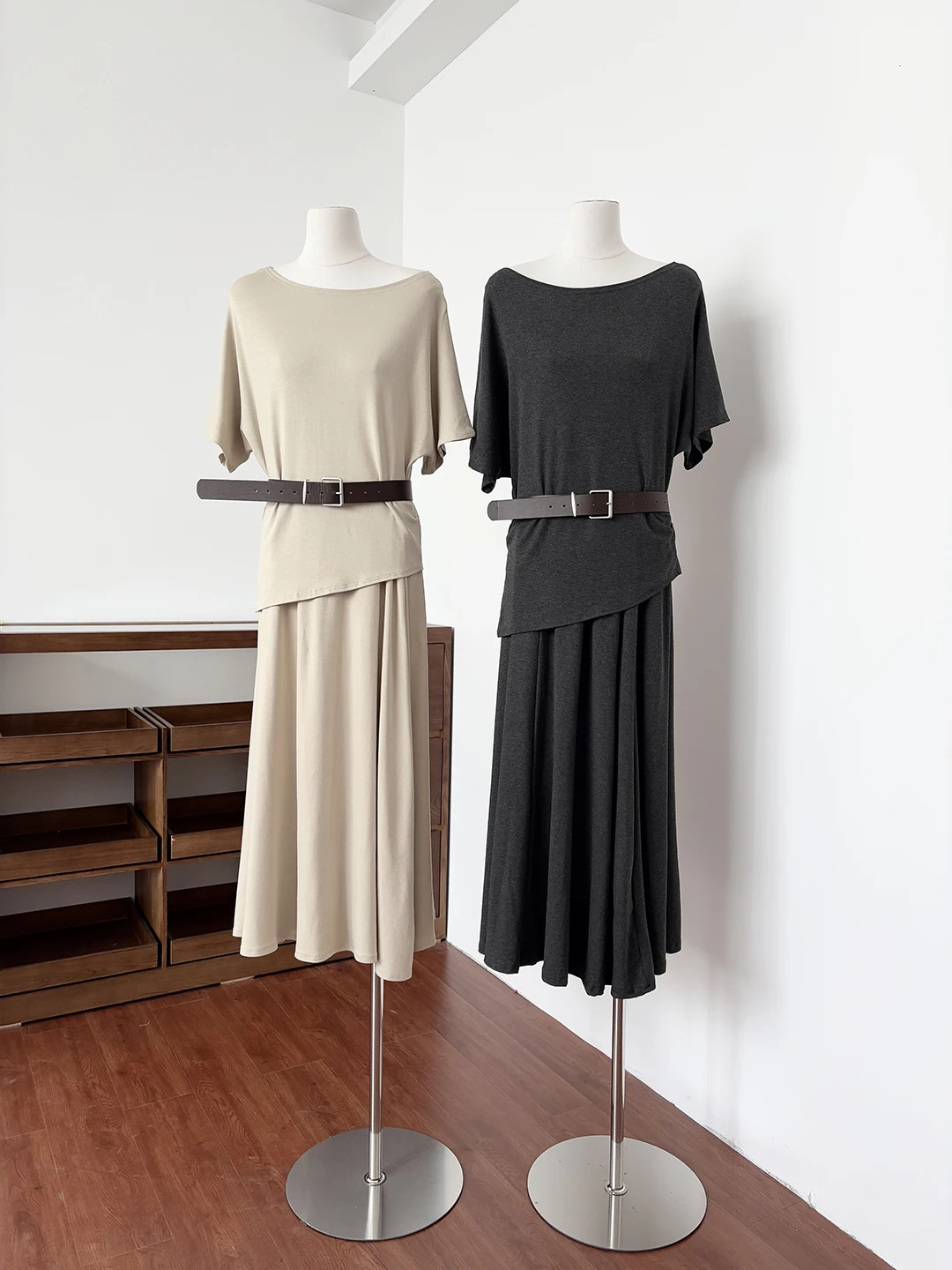 

Летний комплект 2026: футболка с асимметричным вырезом в корейском стиле (априкосовый цвет) и юбка с завышенной талией