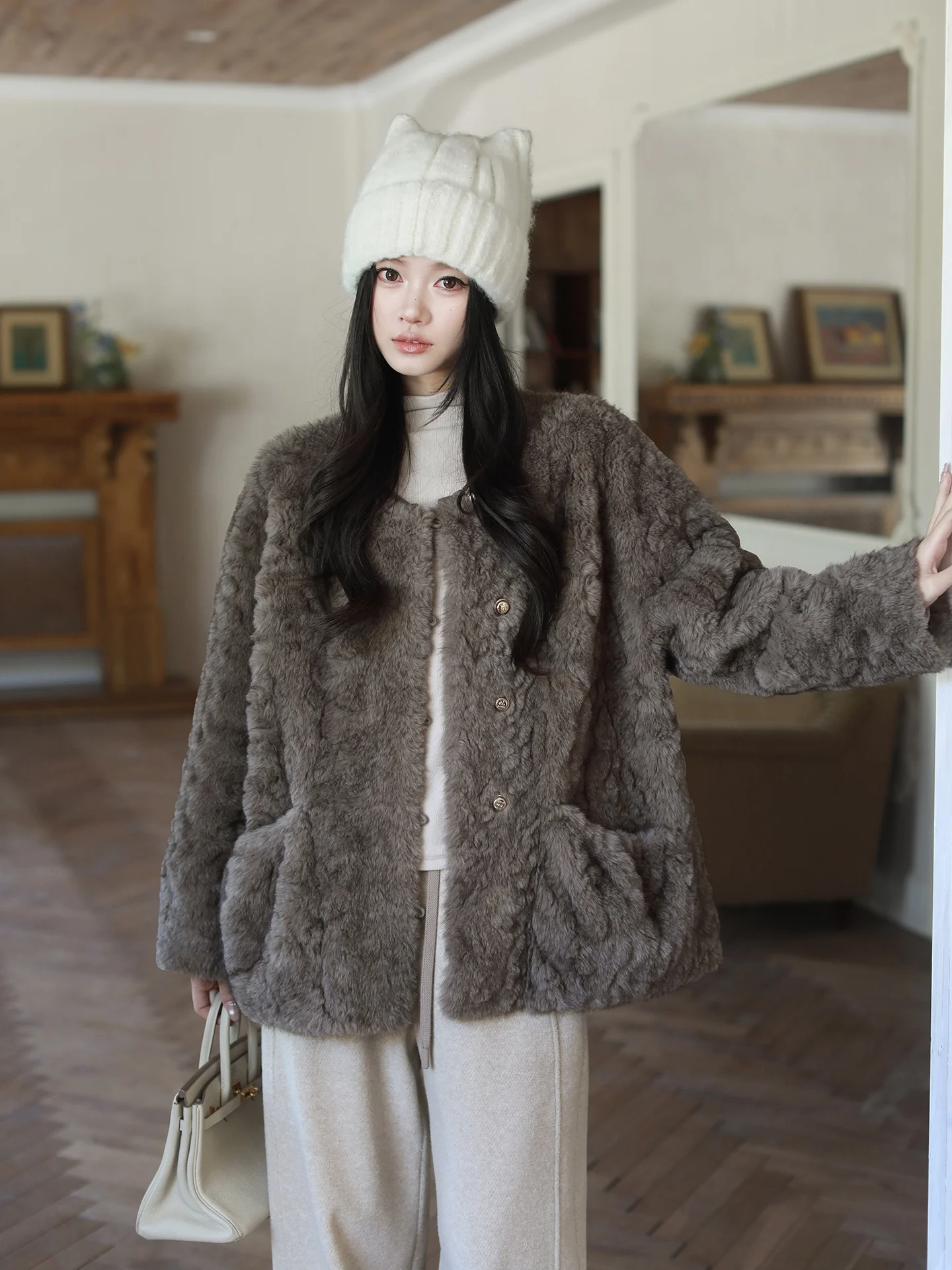 

Тепло и стиль: Экологичное роскошное универсальное пальто средней длины Old Yang's Personal ME Top Teddy Faux Fur Jaet с длинными рукавами