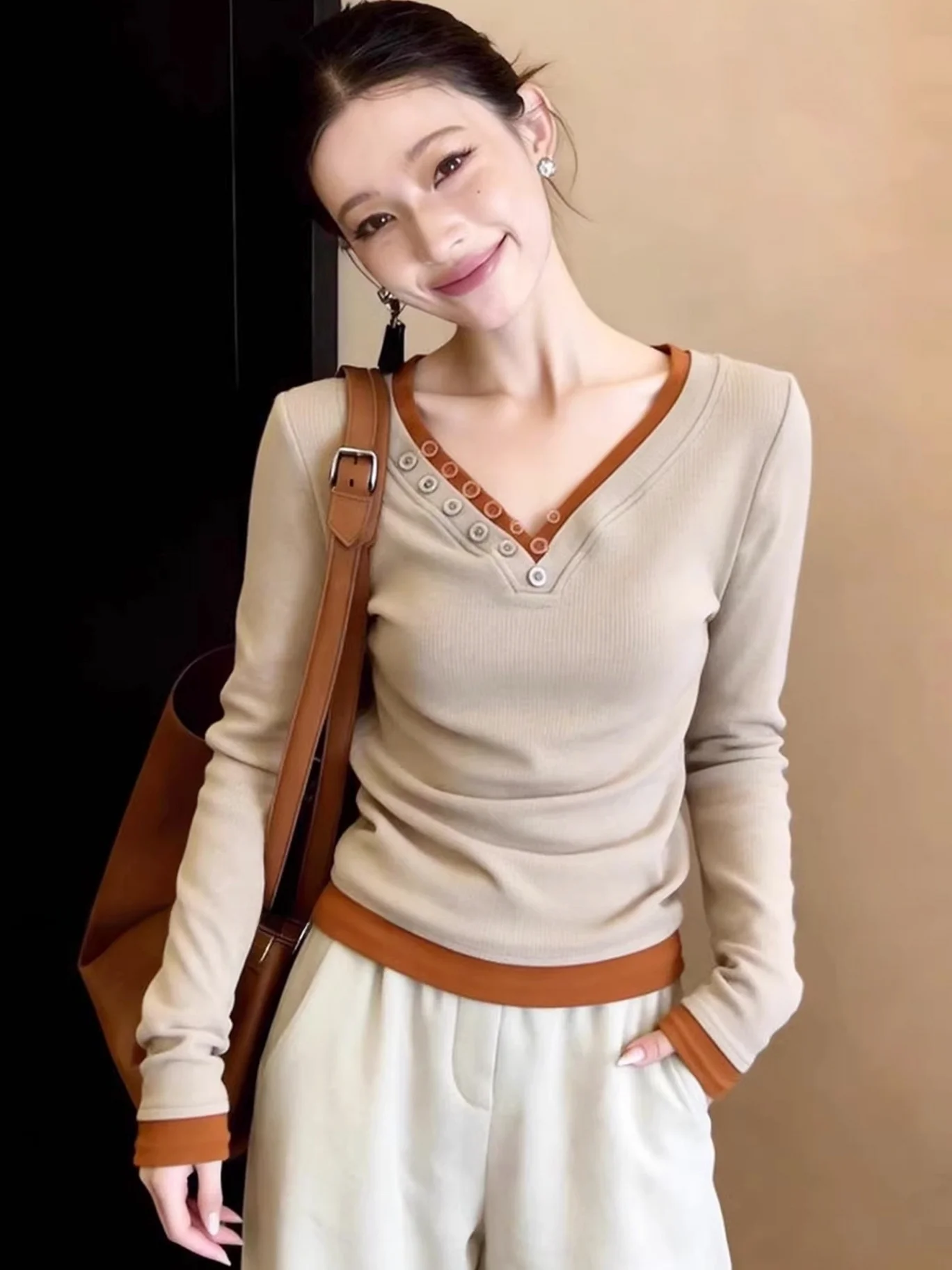 

Женский топ для офиса с V-образным вырезом, имитация двухслойности, с длинными рукавами, вязаный, с цветными блоками, декорированный пуговицами, модный деловой стиль