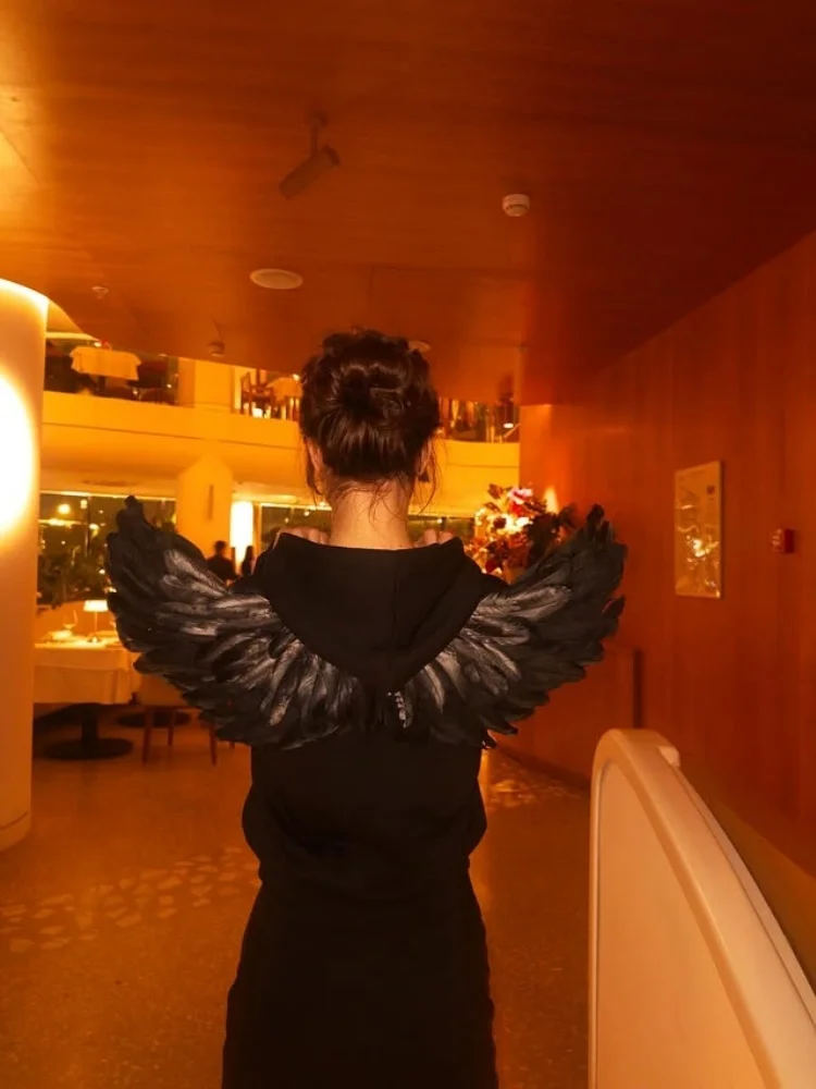 

Стильная однотонная толстовка с крыльями на молнии для мужчин и женщин. Уютный зимний пуловер с передними карманами и мягкой тканью.