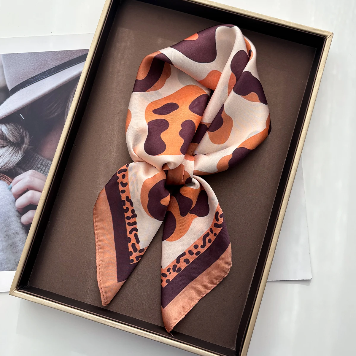 Luxuriöser Leoparden-Imitations-Schal, Damen-Design, quadratische Haarbänder, Foulard, Damen-Bandana, Halstuch, Stirnbänder – Detail 3