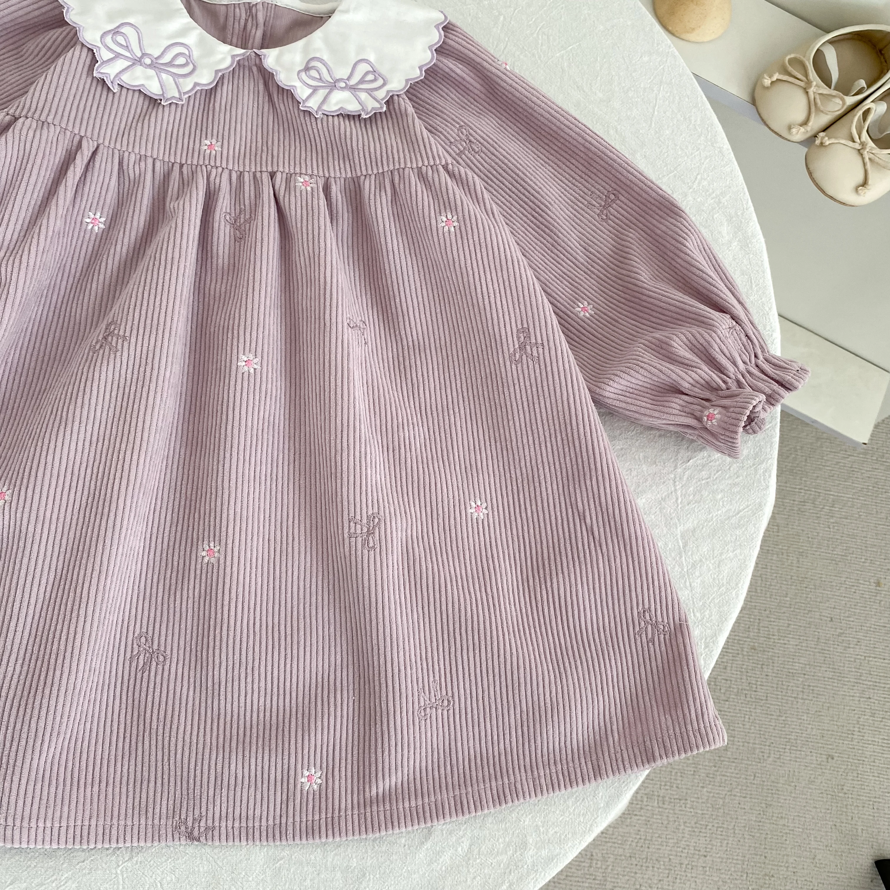 2026 Baby-Mädchen Cordkleid Süße Stickerei Schleife Peter-Pan-Kragen Langarm Prinzessinnenkleid Frühling Winter Lässiges Partykleid – Detail 9