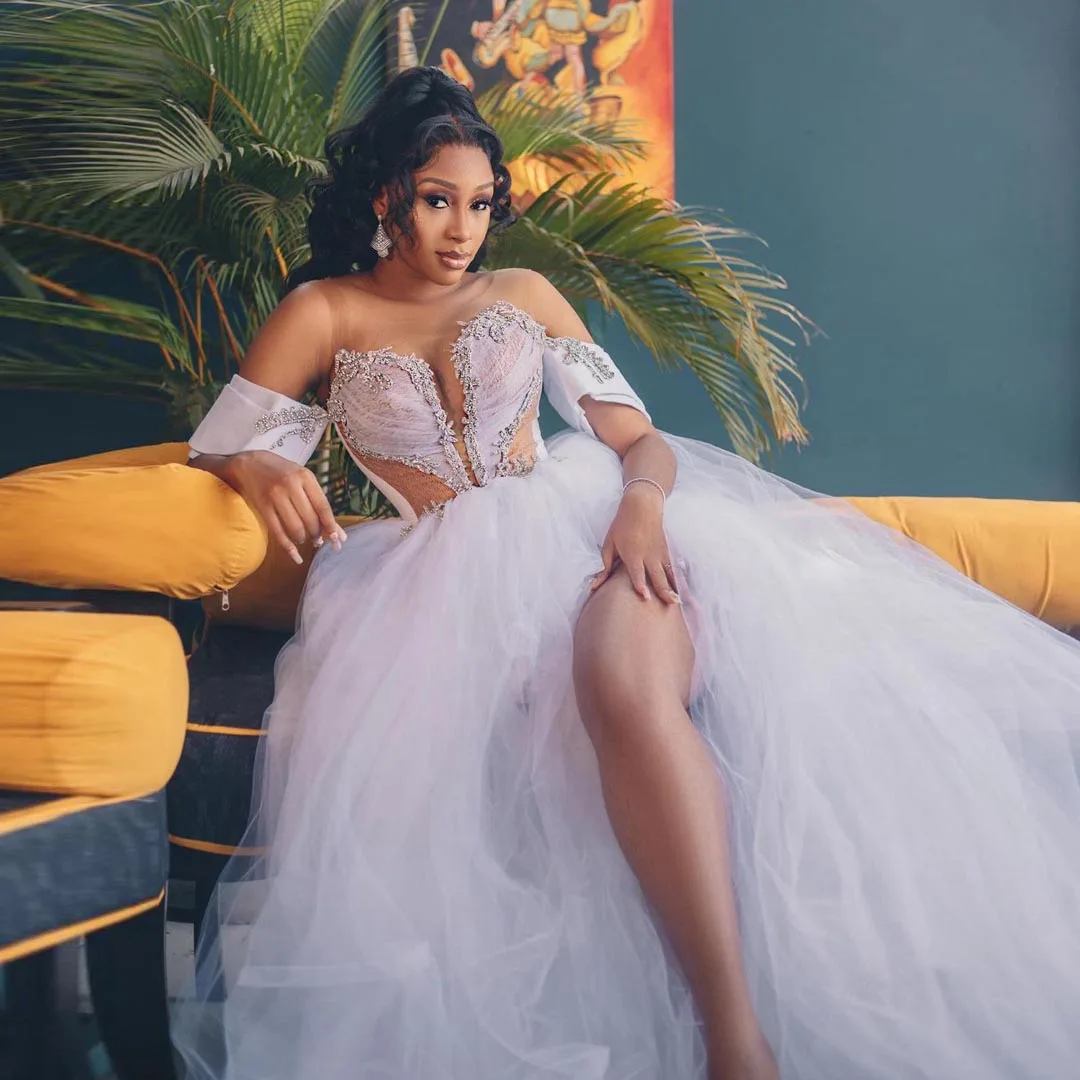 เดรสงานพรอมผ้าทูลผ่าข้างประดับคริสตัลคอวีผ่าสูงชุดเดรสปาร์ตี้ทางการ ASO EBI แนวยาวผ้าทูลแอฟริกัน