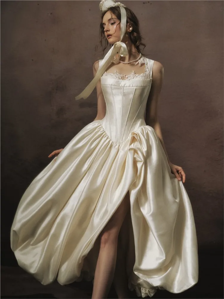 

Coronation Heavy satin white fishbone dress