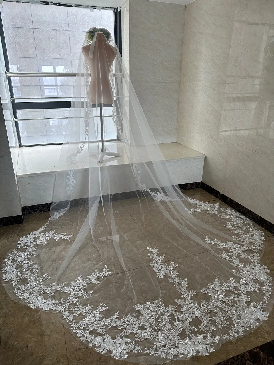 

Luxury Cathedral Lace Bridal Veils Wedding Accessories Veil Promotion With Comb 1T wedding veil
