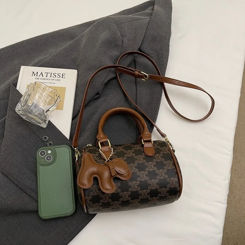 Сумка в геометрической рамке в стиле ар-деко с замысловатым гравированным замком. Эффектная деталь для изысканных вечеров и культурных прогулок.