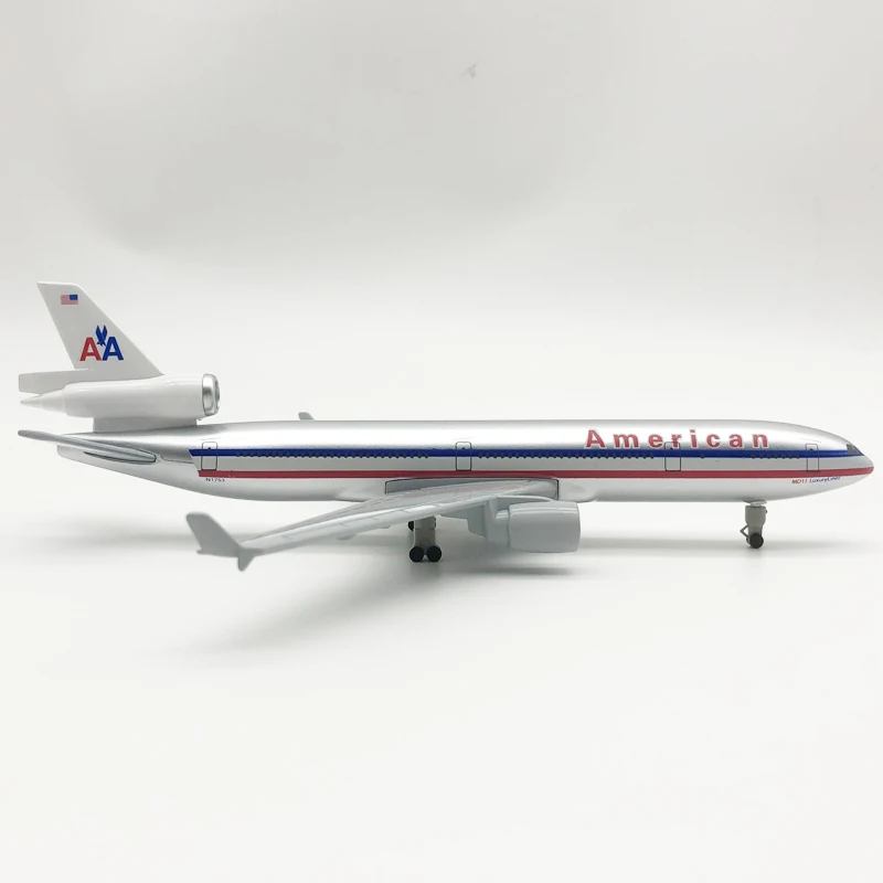 American Airlines　MD-11 貨物機モデル　1/300スケール Amazon.com: Lose Fun Park 1/300 MD11 American Plane Diecast