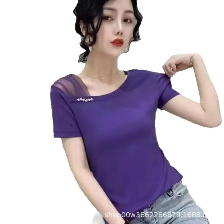 La madre indossa una maglietta slim a maniche corte monospalla con un versatile pullover alla moda Camicia base da donna alla moda