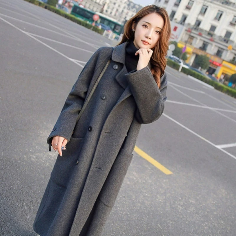 Um casaco de lã de comprimento médio para mulher 2026 outono/inverno novo estilo hepburn popular solto na altura do joelho cinza engrossado jaqueta de lã