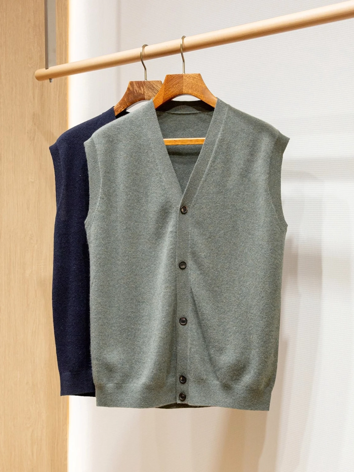 

Italian LP Yarn 100% Cashmere Men's Knitted Cashmere Cardigan