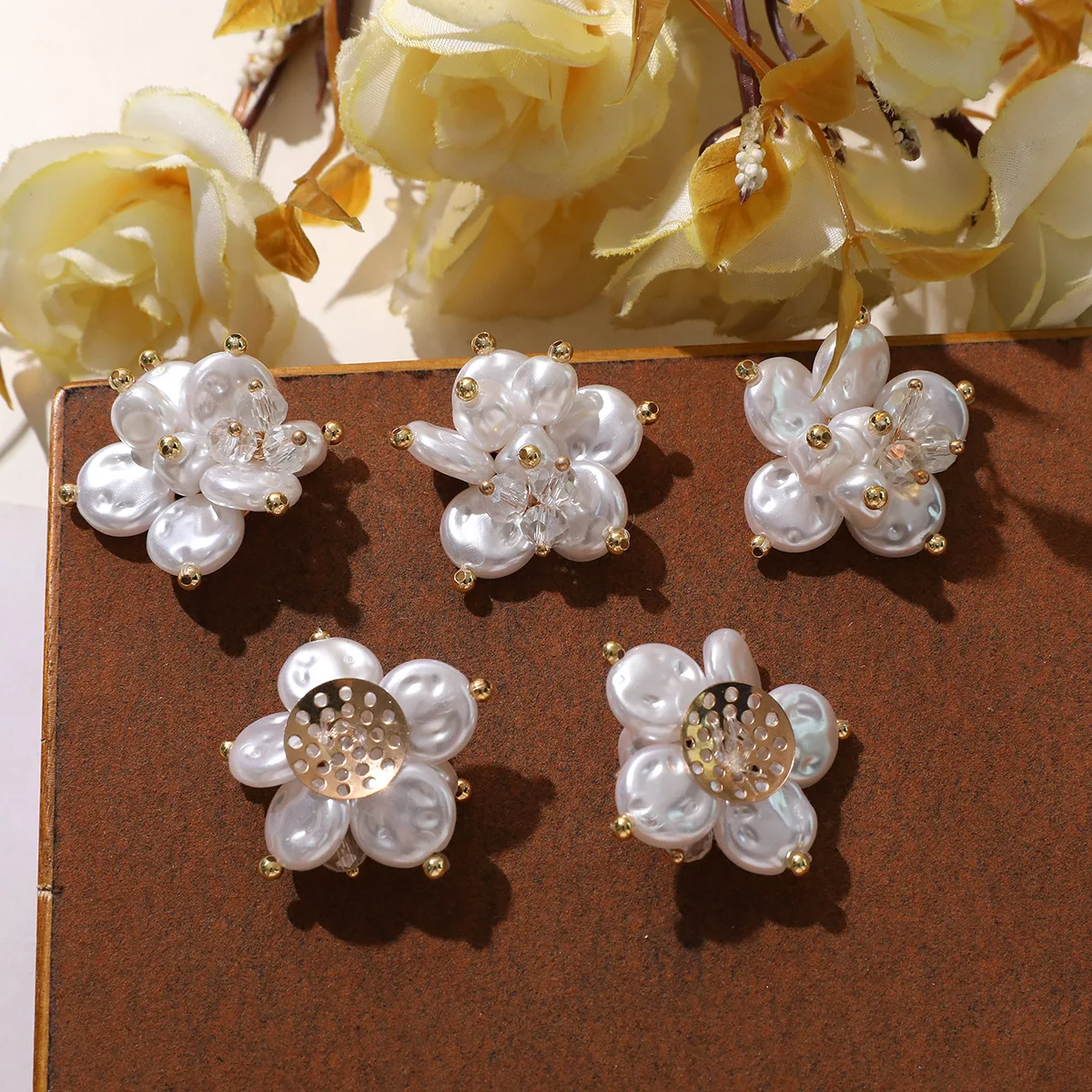 Shoe Clip 1 Piece Pearl Crystal Beaded Camellia Blossom Premium Chic Glamorous Versatile DIY Clogs Jelly Clear Shoes Ladies