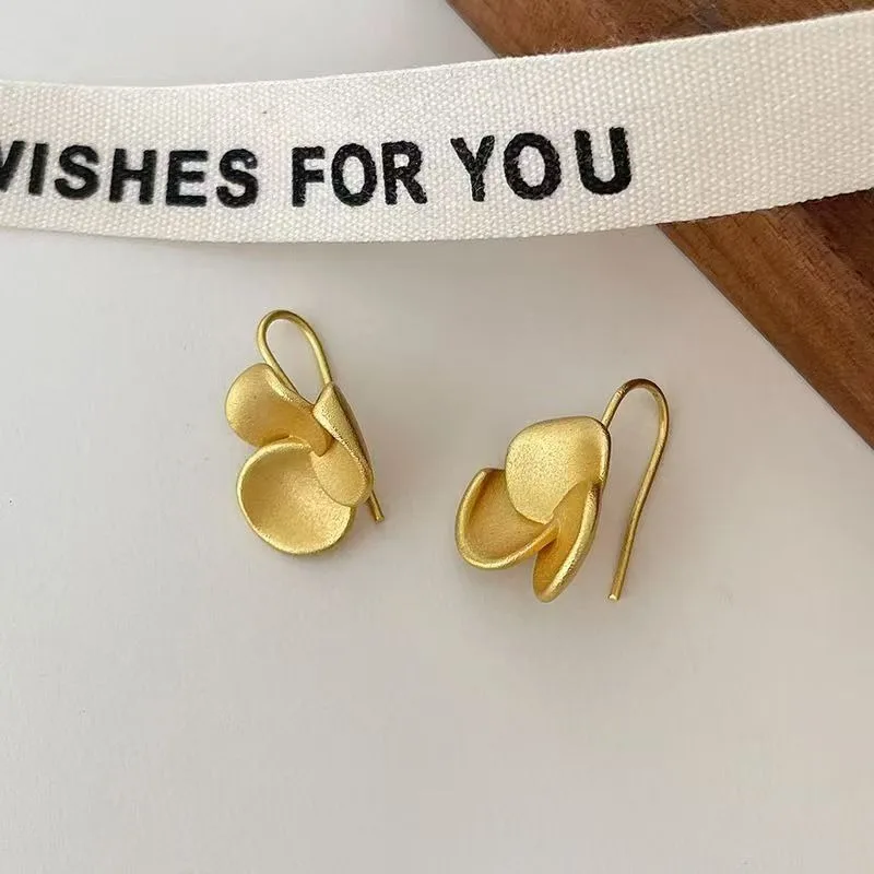 

Cute egg flower earrings, simple and versatile for commuting, small and fresh women's accessories