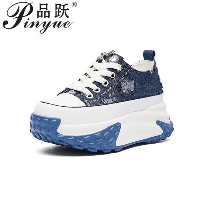 

Джинсовые туфли на танкетке из натуральной кожи 7 см, массивные кроссовки, повседневные удобные высококачественные брендовые весенне-осенние туфли со стразами, размеры 34-40