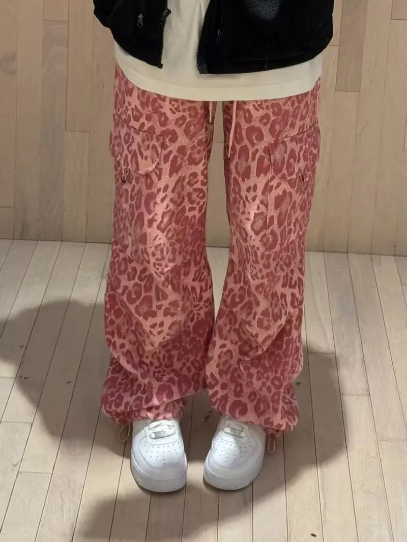 Pantalones de chándal con estampado de leopardo rosa para hombres y mujeres, pantalones de paracaídas holgados de Hip-hop, ropa de calle coreana americana, pantalones Cargo Y2k