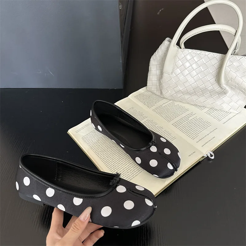 

Туфли IPPEUM Tabis с точками, новая модная коллекция 2026 года, балетки с раздельным носком, Мэри Джейн