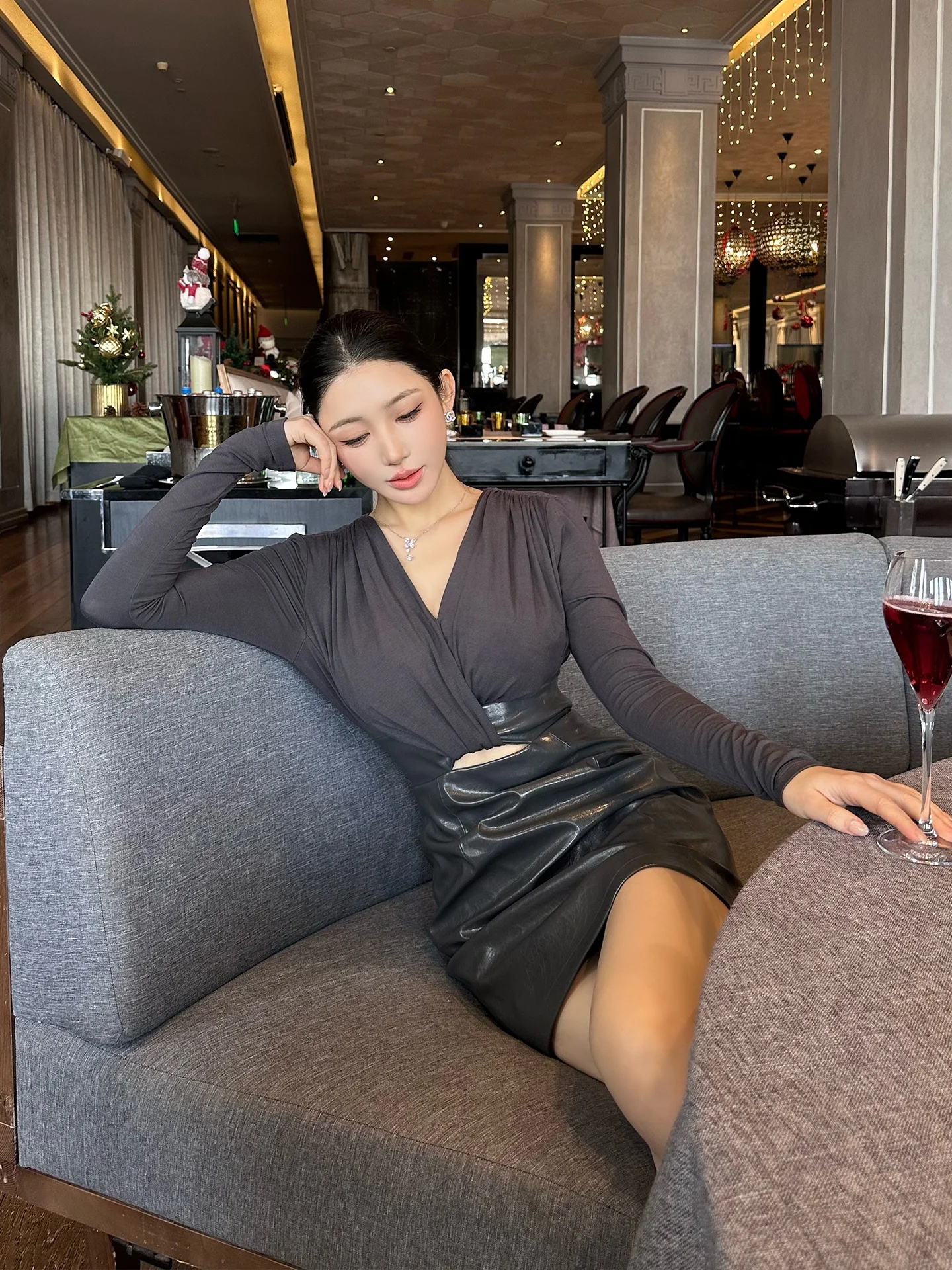 

Сексуальная плиссированная трикотажная юбка из искусственной кожи с v-образным вырезом, женская уникальная дизайнерская чувственная юбка с запахом, деловая повседневная повседневная одежда