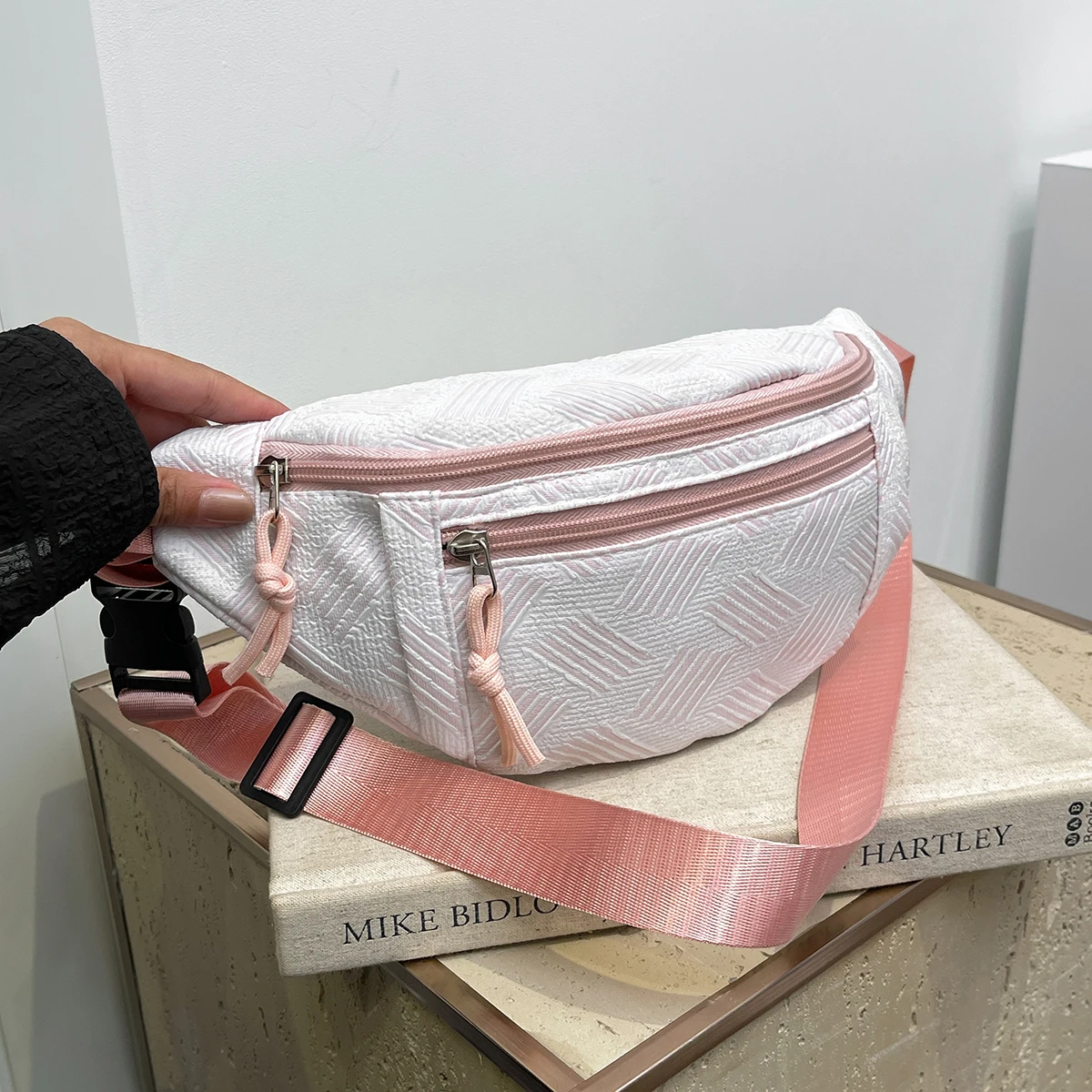 Women's waist bag, simple niche cute girl's chest bag, casual and versatile waist bag, design sense of design for female student