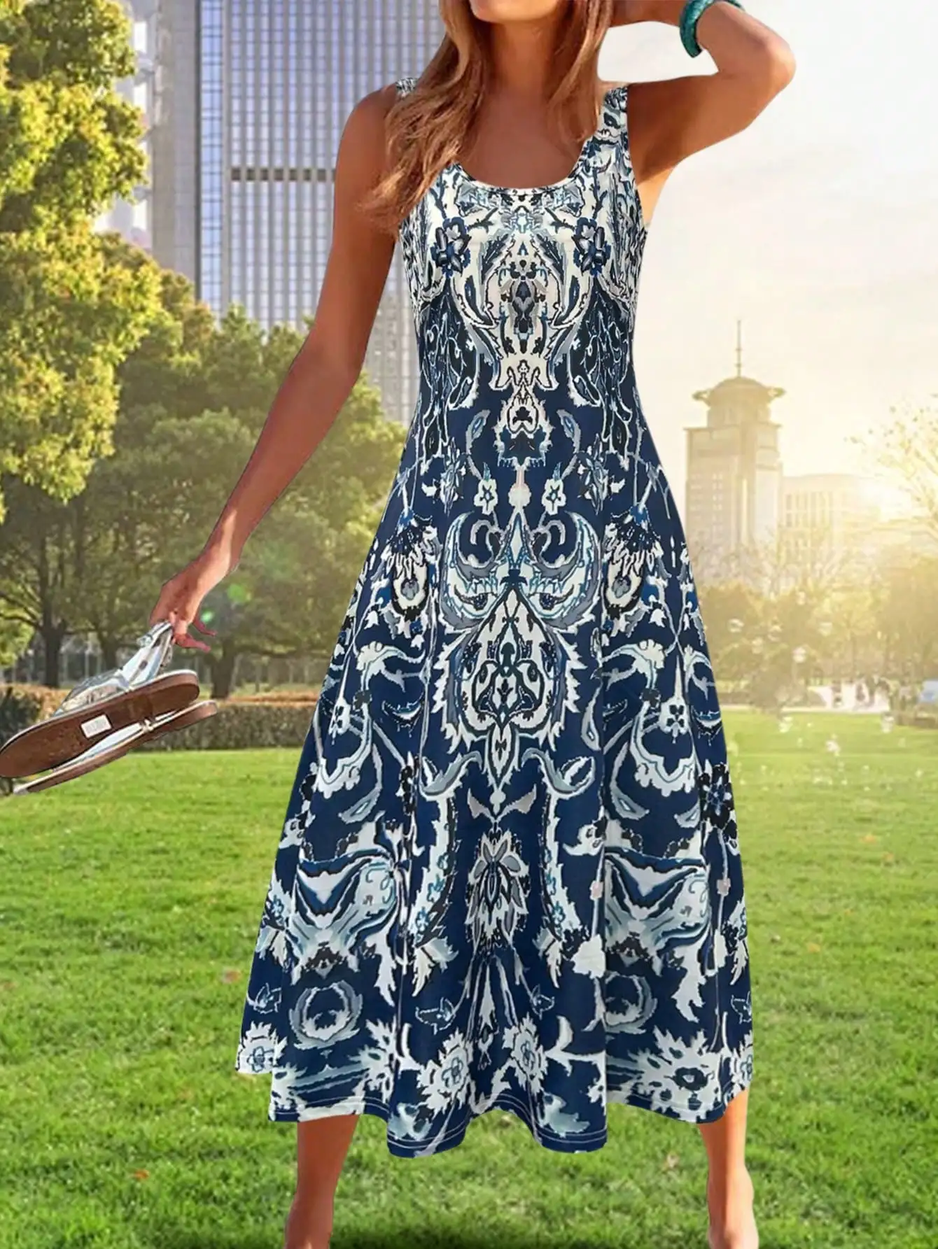 

Сине-белое платье миди А-силуэта без рукавов с цветочным принтом для лета